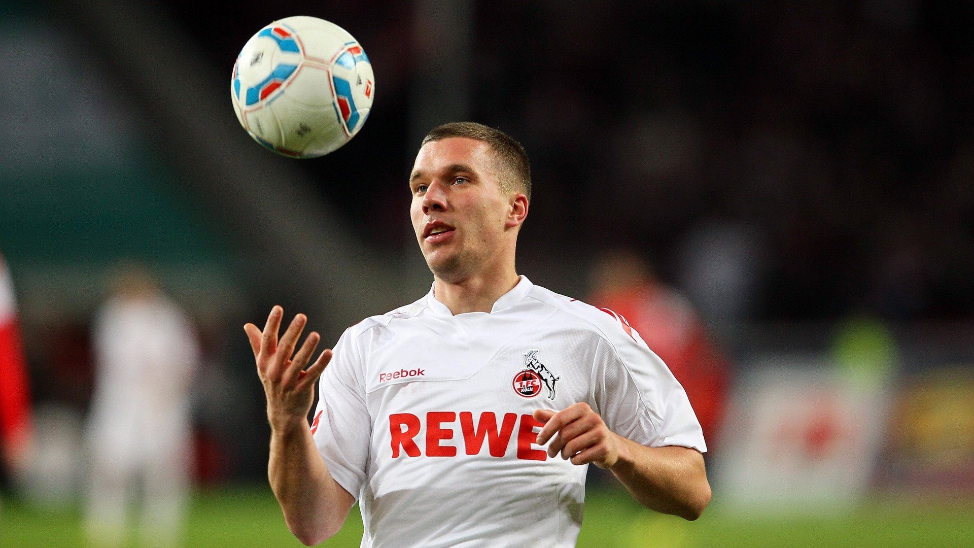 克瓦拉茨赫利亚惊艳四座，波兰铁骑粉碎曼城霸权神话